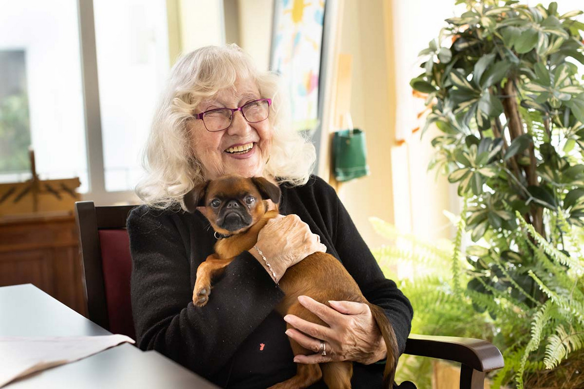 Bewerber-Tag_Steglitz_Bewohnerin-mit-Hund.jpg